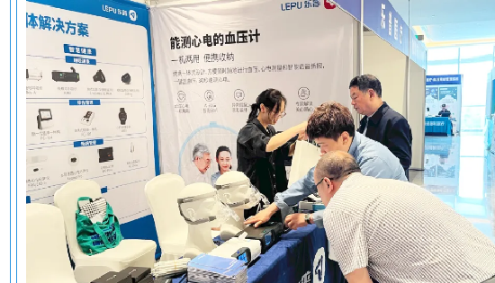 三会齐发展实力 | 乐普AED/可穿戴/遥测等重磅产品方案亮相，引广泛热议